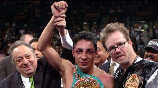 Israel Vazquez with late WBC president Jose Sulaiman (L) and trainer Freddie Roach.