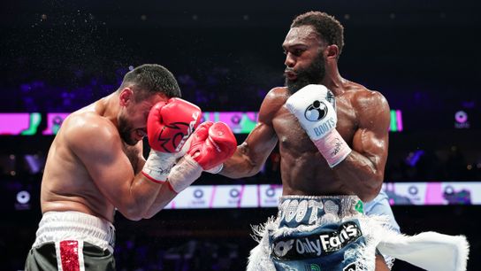 Jaron Ennis (R) stopped David Avanesyan in the fifth round Saturday to retain the IBF welterweight title.