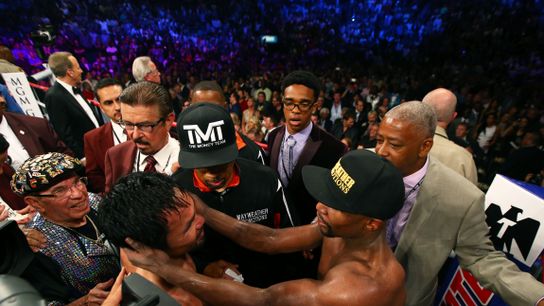 Floyd Mayweather (L) and Manny Pacquiao met in a huge-money bout in 2015.