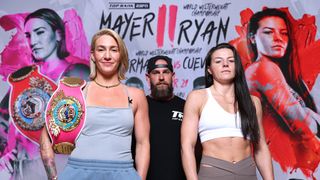 🟥 Splashed in red, Sandy Ryan returns against Mikaela Mayer for peace, payback and the WBO championship (boxing). Photo by Mikey Williams/Top Rank