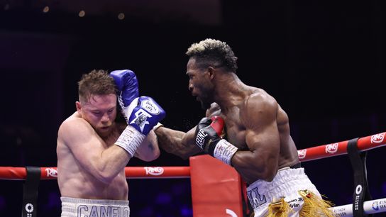 William Scull (R) throws at Canelo Alvarez during their bout Saturday for the undisputed super middleweight title.