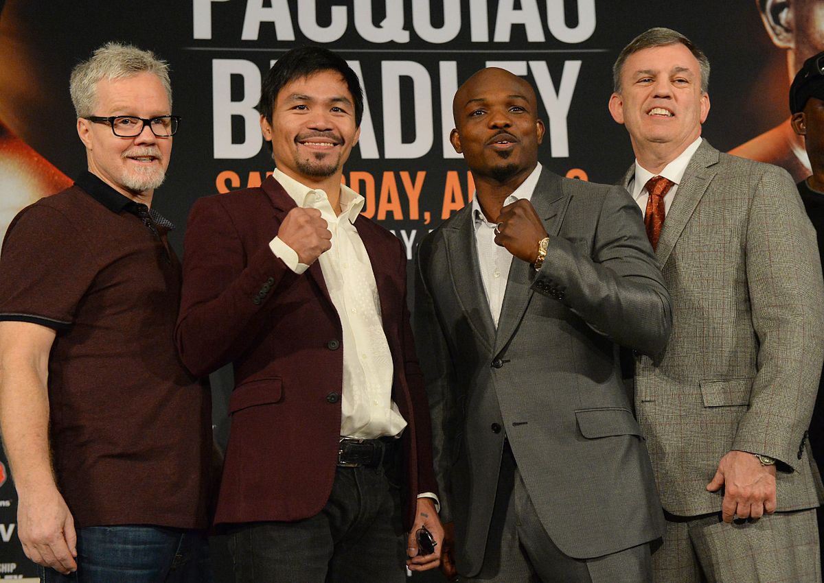 Trainers Freddie Roach (L) and Teddy Atlas (R), shown with Manny Pacquiao and Timothy Bradley, both believe Terence Crawford can upset Canelo Alvarez.