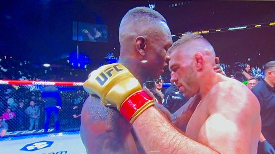 Dricus du Plessis averts disaster, chokes out Israel Adesanya in epic middleweight title fight at UFC 305 (UFC 305)