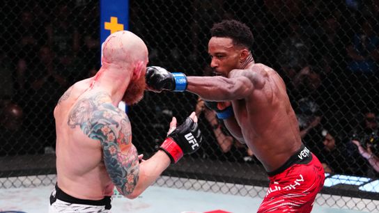 Lerone Murphy (R) defeated Josh Emmett by scores of 48-47 twice and 49-46.