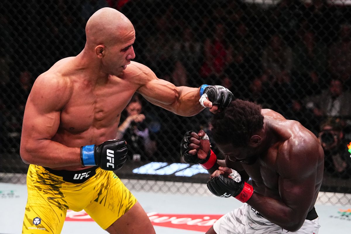 Gregory Rodrigues (L) was in control of the fight with Jared Cannonier early.